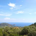 Zephyros מלון